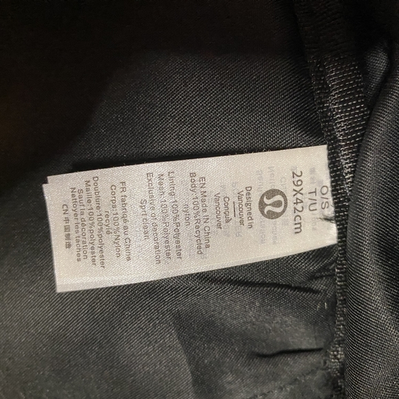 Lululemon New Crew Backpack 22 L with Keychain in Black - OPEN TO GOOD O… - Picture 6 of 12